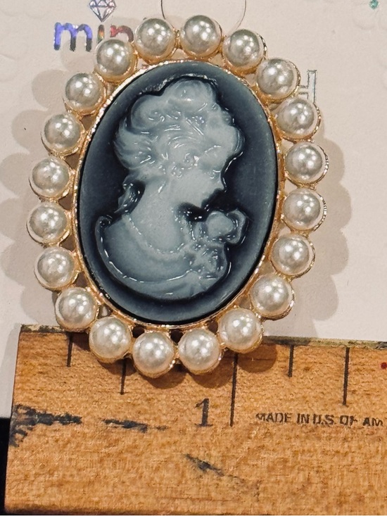 Vintage-Style Victorian Blue Cameo Brooch - Pearl NWT - Picture 7 of 8